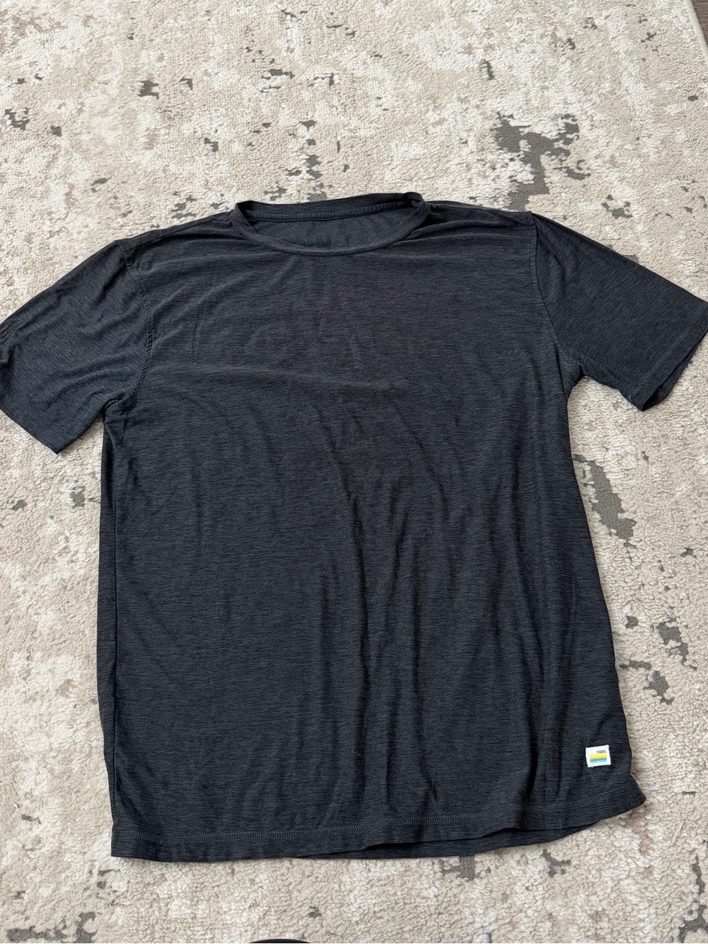 Vuori Men’s Gray Short Sleeve T-Shirt Size Medium
